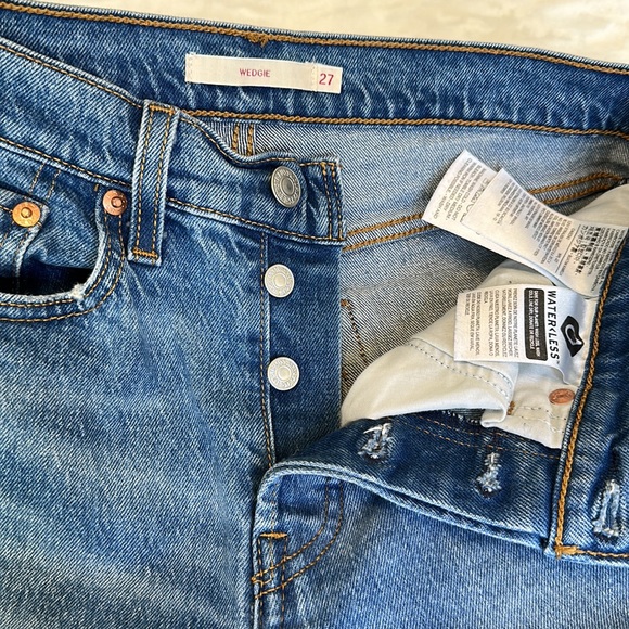 LEVI’S Premium Wedgie Icon Fit Jeans in These Dreams, 27 - Picture 11 of 16